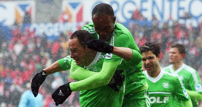 Wolfsburg celebrate Naldo's goal