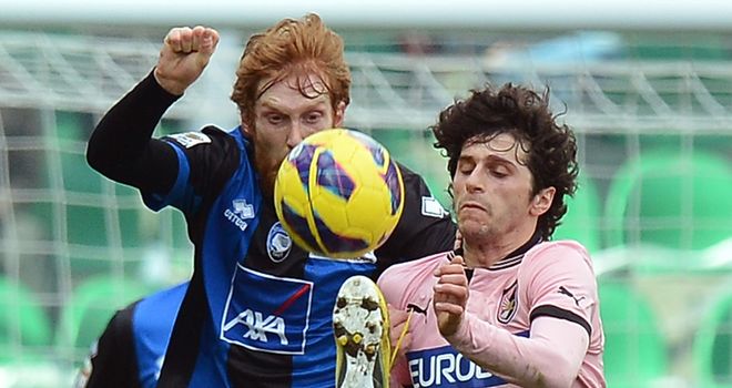 Biondini and Fabbrini battle for the ball.
