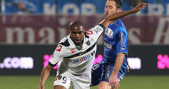 Troyes' defender Florian Jarjat (r) vies with Sloan Privat
