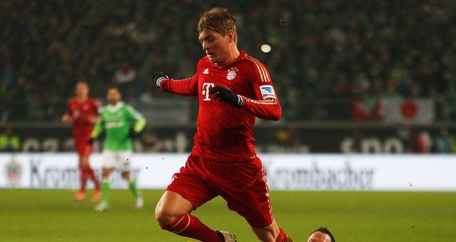Toni Kroos tries to move away from Jan Polak.