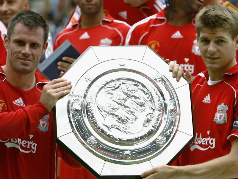 Carragher and Gerrard share the lifting of the Community Shield in 2006