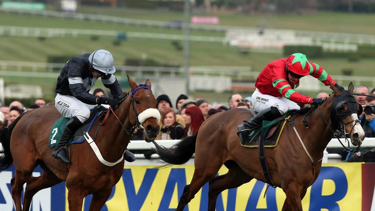 Same Difference (right) gets the better of a photo finish