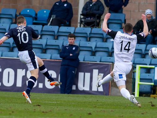 John Baird fires Dundee into the lead