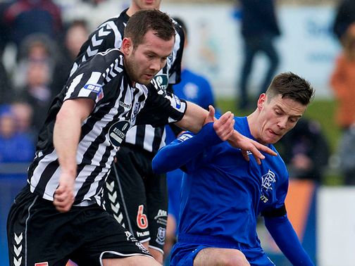 Jamie Duff tries to get past Ian Black