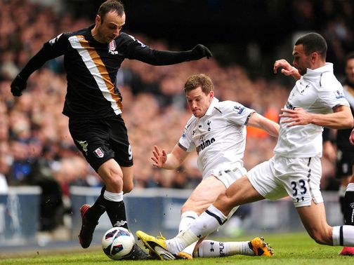 Berbatov battles with Vertonghen and Caulker for the ball
