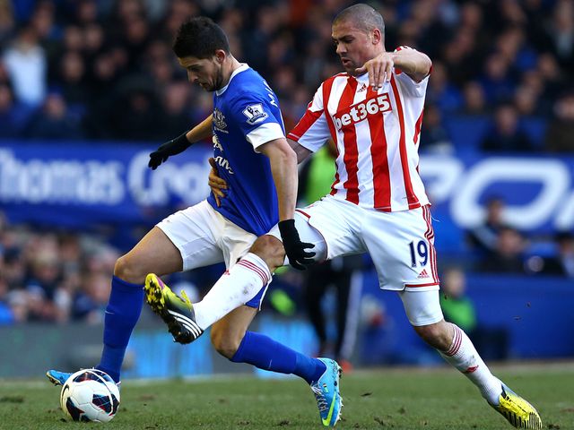 Kevin Mirallas takes on Jon Walters