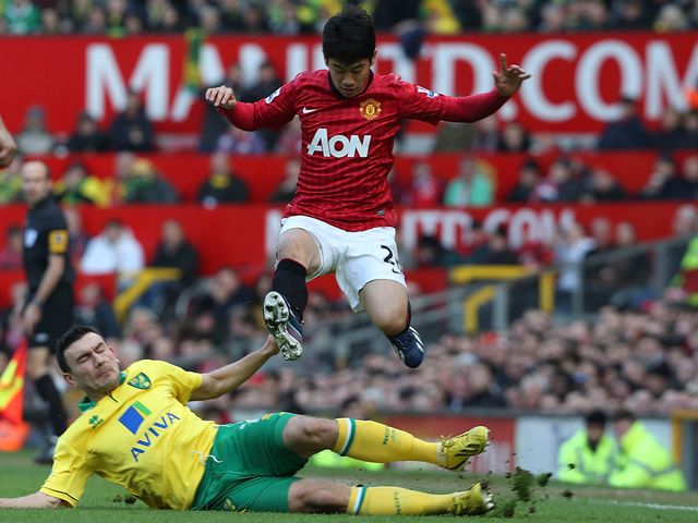 Shinji Kagawa hurdles Robert Snodgrass' challenge
