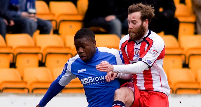 Nigel Hasslebaink: Tussles with James Dayton at McDiarmid Park