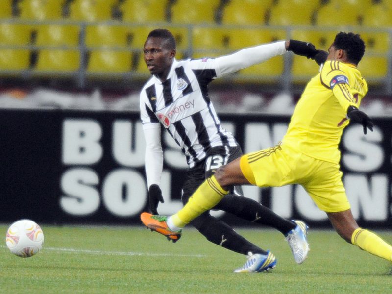 Mapou Yanga Mbiwa and Anzhi striker Samuel Eto'o battle for the ball