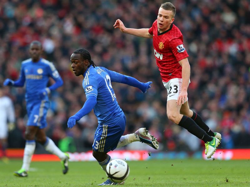Tom Cleverley does well to avoid the challenge of Victor Moses