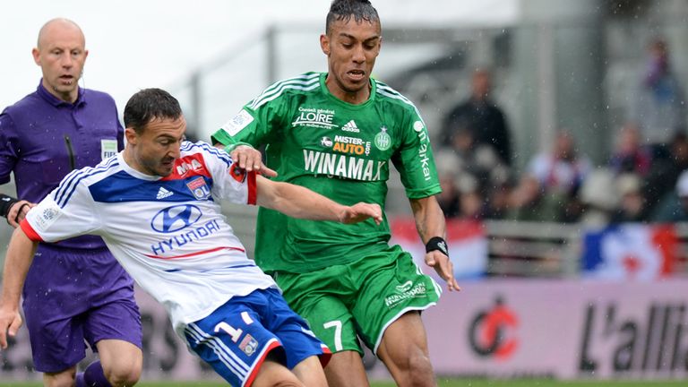 Steed Malbranque beats Pierre-Emerick Aubameyang to the ball