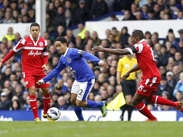Steven Pienaar and Nedum Onuoha battle for the ball