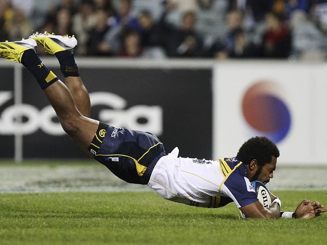 Henry Speight dives in for a Brumbies try