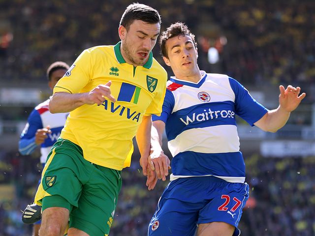 Robert Snodgrass battles with Stephen Kelly
