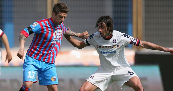Alejandro Gomez and Daniele Conti battle for the ball