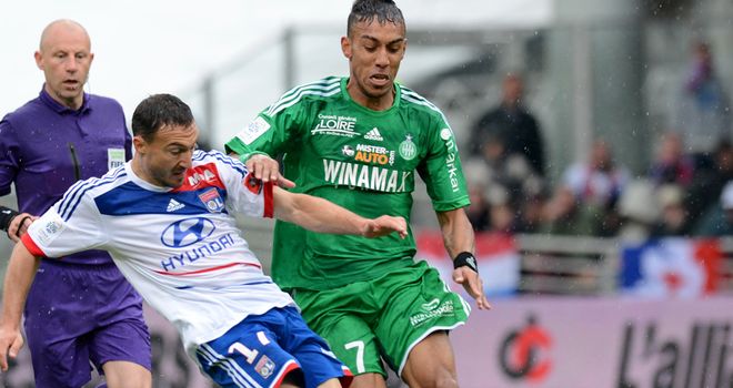 Steed Malbranque beats Pierre-Emerick Aubameyang to the ball