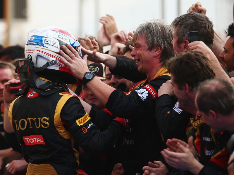 Romain Grosjean celebrates with the team