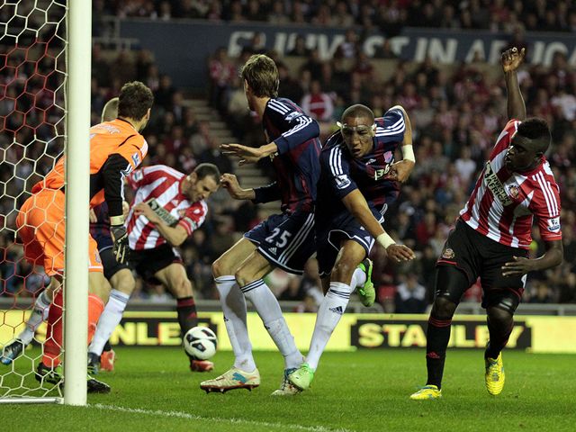 John O'Shea scores Sunderland's equaliser.