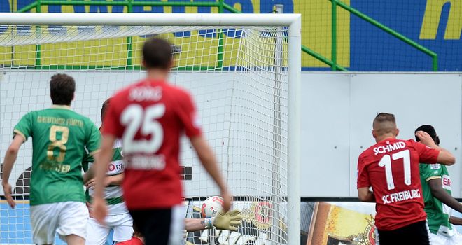 Jonathan Schmid drills Freiburg level