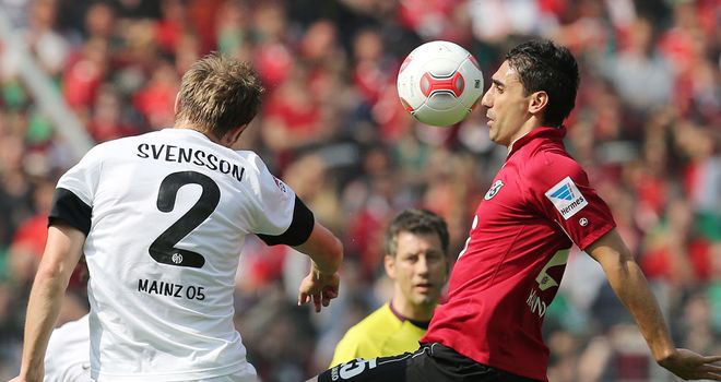 Bo Svensson of Mainz challenges Mohammed Abdellaoue