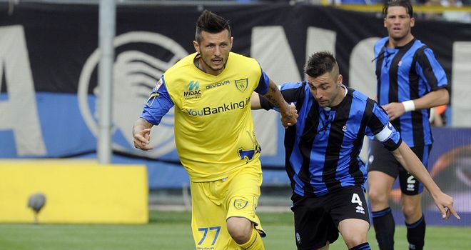 Cyril Thereau puts Daniele Capelli under pressure
