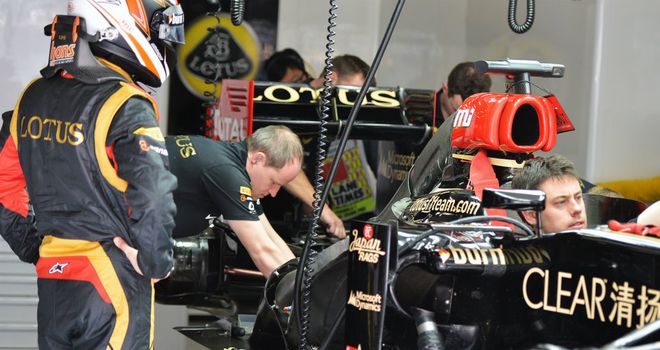 Kimi Raikkonen: Looks on in the Lotus garage