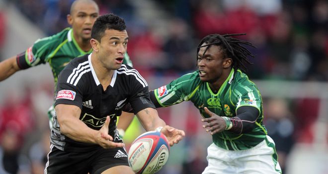 New Zealand's Sherwin Stowers vies with South Africa's Seabelo Senatia during the IRB Glasgow Sevens