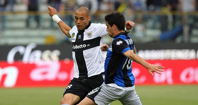 Yohan Benalouane of Parma competes for the ball with Atalanta's Giacomo Bonaventura