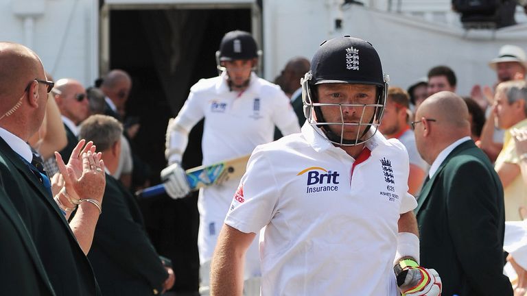 Stuart Broad and Ian Bell resumed their knocks, with Broad on 47 and Bell on 95.