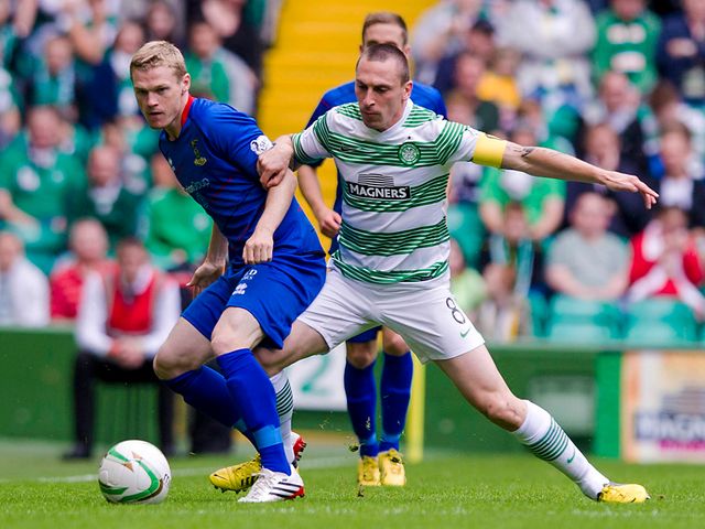 Billy McKay (l) holds off Scott Brown.