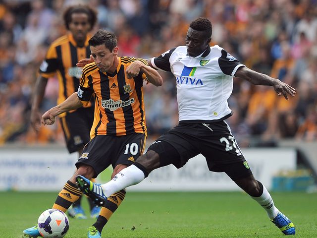 Koren is put under pressure by Tettey.