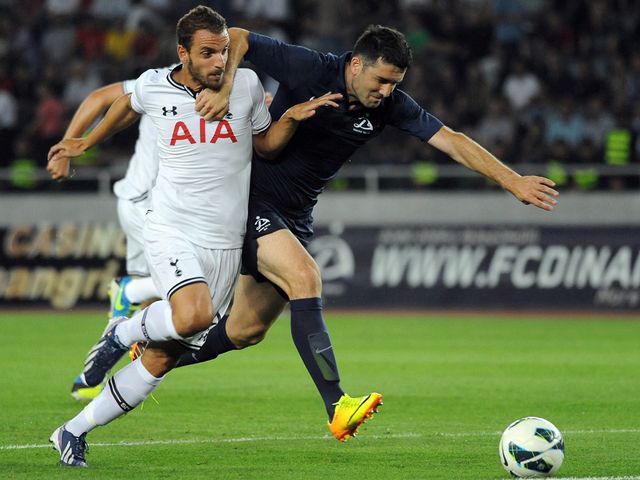 Roberto Soldado battles for the ball.