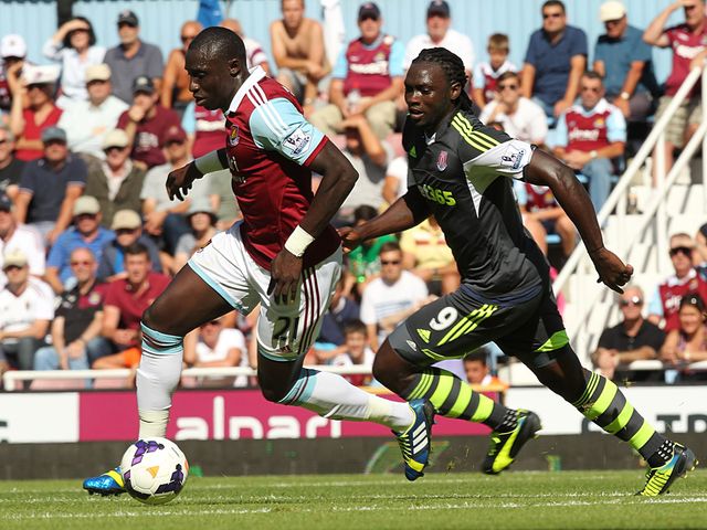 Kenwyne Jones chases Mohamed Diame.