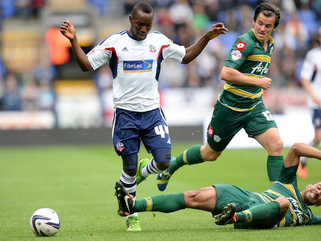 Kamara tries to evade Henry.