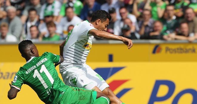 Eljero Elia tackles Juan Arango
