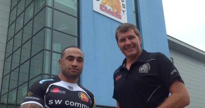 Fetu'u Vainikolo poses with Exeter Chiefs head coach Rob Baxter