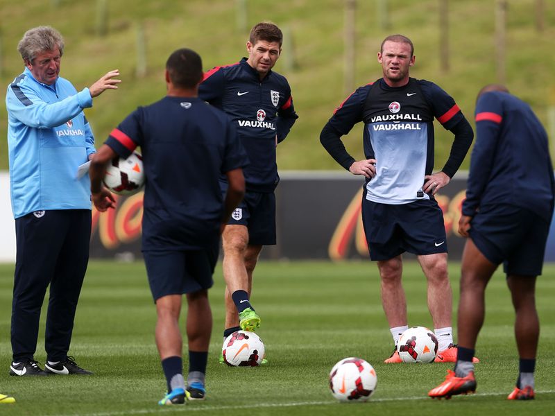 Roy talks the players through some tactics ahead of Wednesday's Wembley clash.