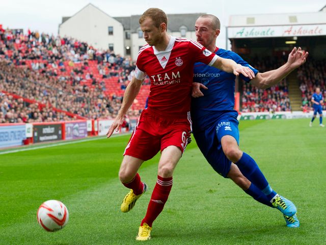 Mark Reynolds holds off James Vincent.