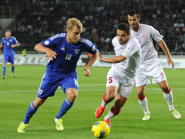 Pukki and Amisulashvili battle for possession