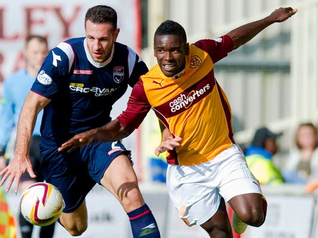 Zaine Francis Angol fights his way past Mihael Kovacevic