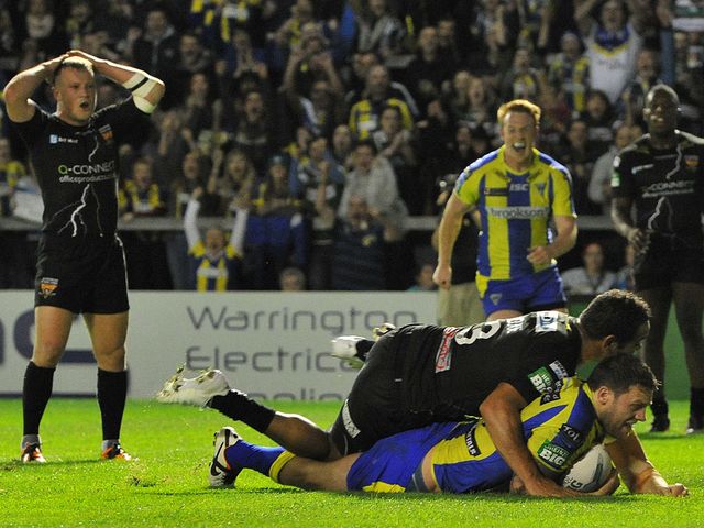 Simon Grix goes in for a Warrington try