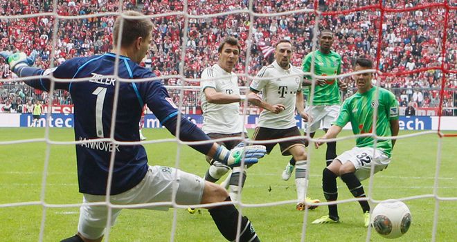 Mario Mandzukic scores for Bayern Munich