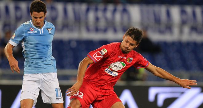 Bruno Pereirinha and Bruno Petkovic compete for the ball.