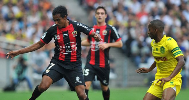 Fabrice Abriel keeps away from Chaker Alhadhur.