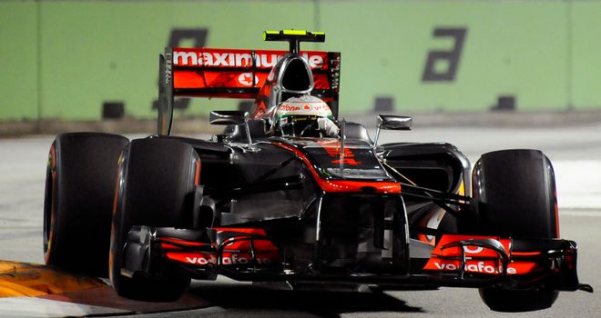 Ferrari & McLaren yrittävät peitota Härän! Formula-1-grand-prix-action-lewis-hamilton-mclaren-singapore_3004868