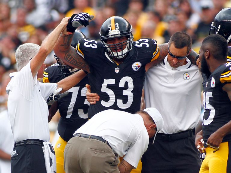 Maurkice Pouncey is helped from the field on Sunday