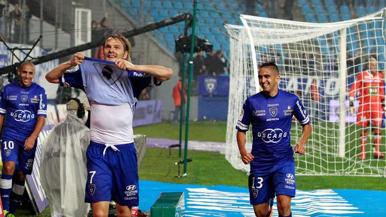 Milos Krasic celebrates his goal