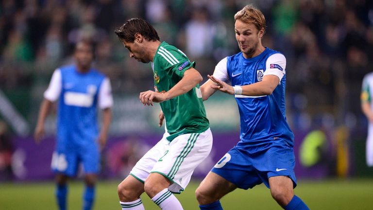 Branko Boskovic: Shields the ball from Julien Gorius