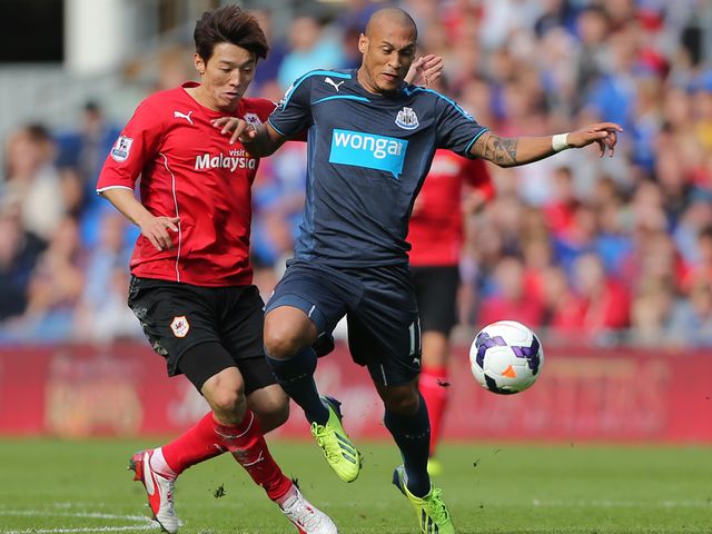 Yoan Gouffran holds off Kim Bo Kyung