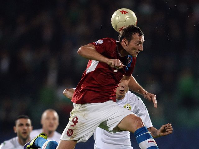 Libor Kozak wins a high ball against Bulgaria